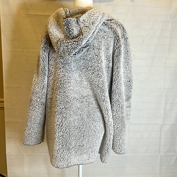 Pink Victoria’s Secret Gray Pocketed Open Fuzzy Coat - Picture 5 of 8